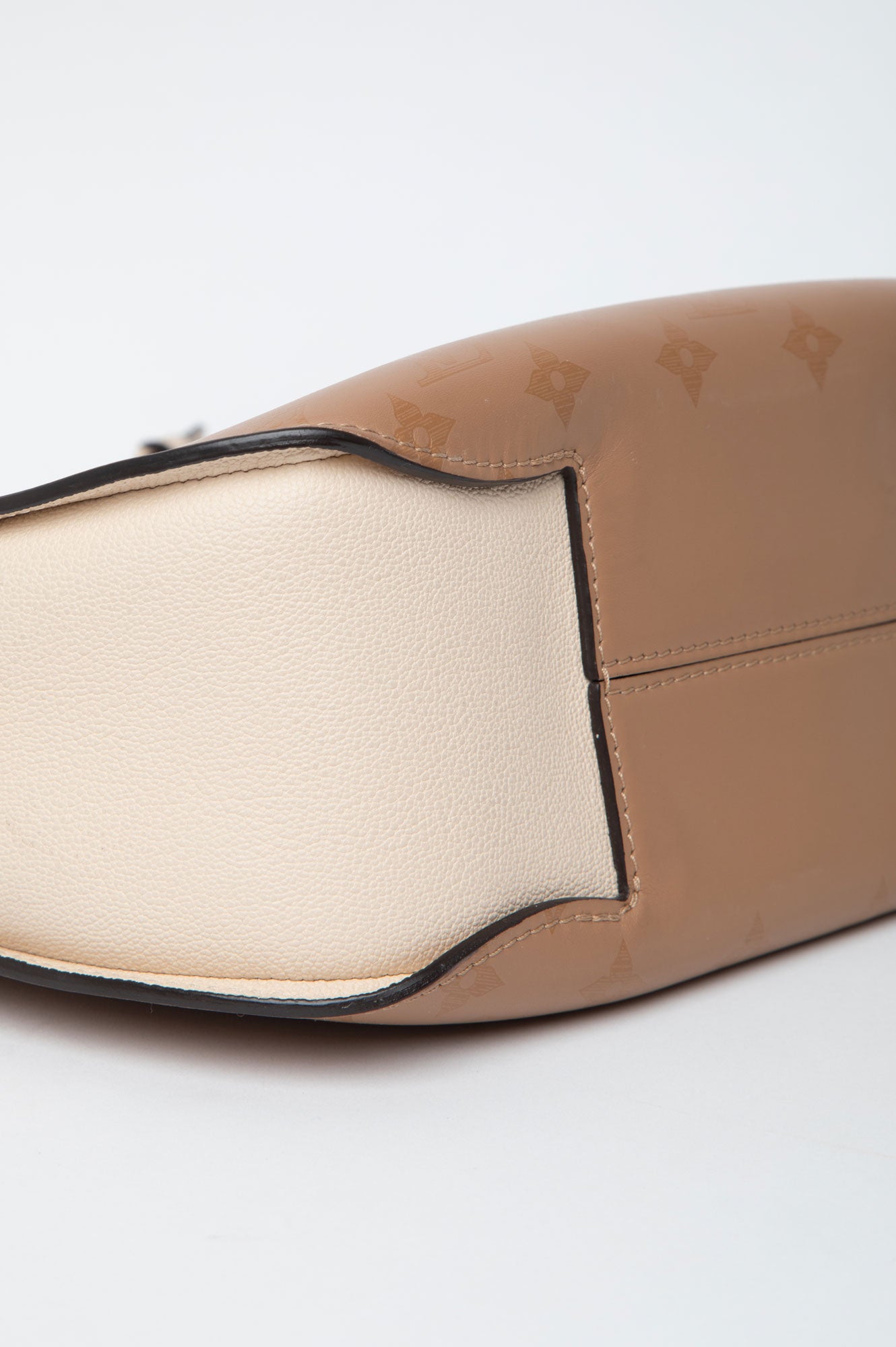 Louis Vuitton Cuir Ecume Very Hobo Bag