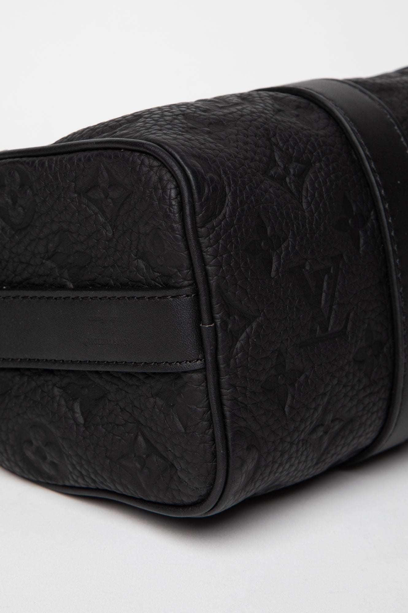 Louis Vuitton Matte Black Taurillon Monogram Leather Keepall Bandoulière 25