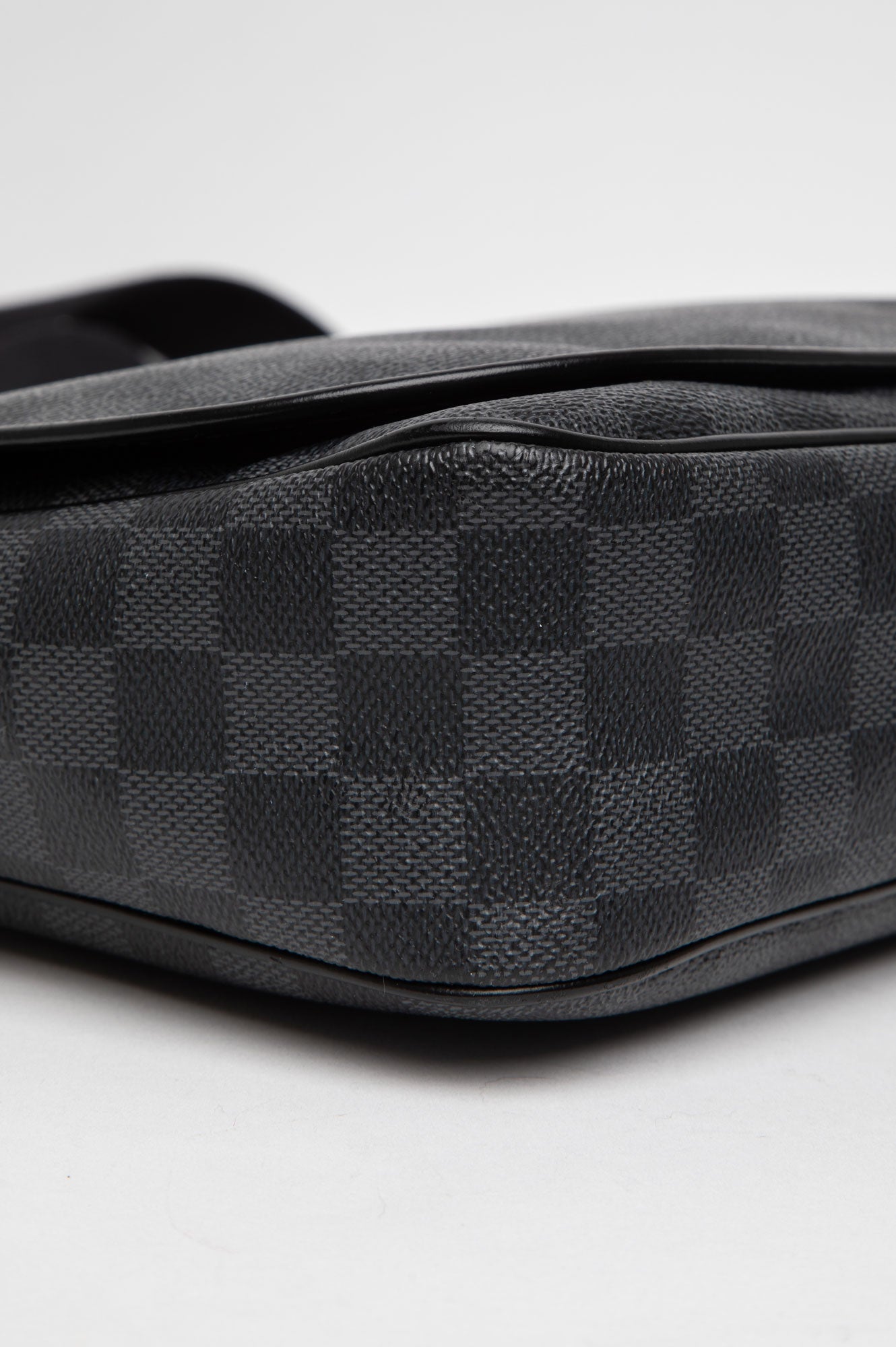 Louis Vuitton Damier Graphite Daniel MM Messenger Bag