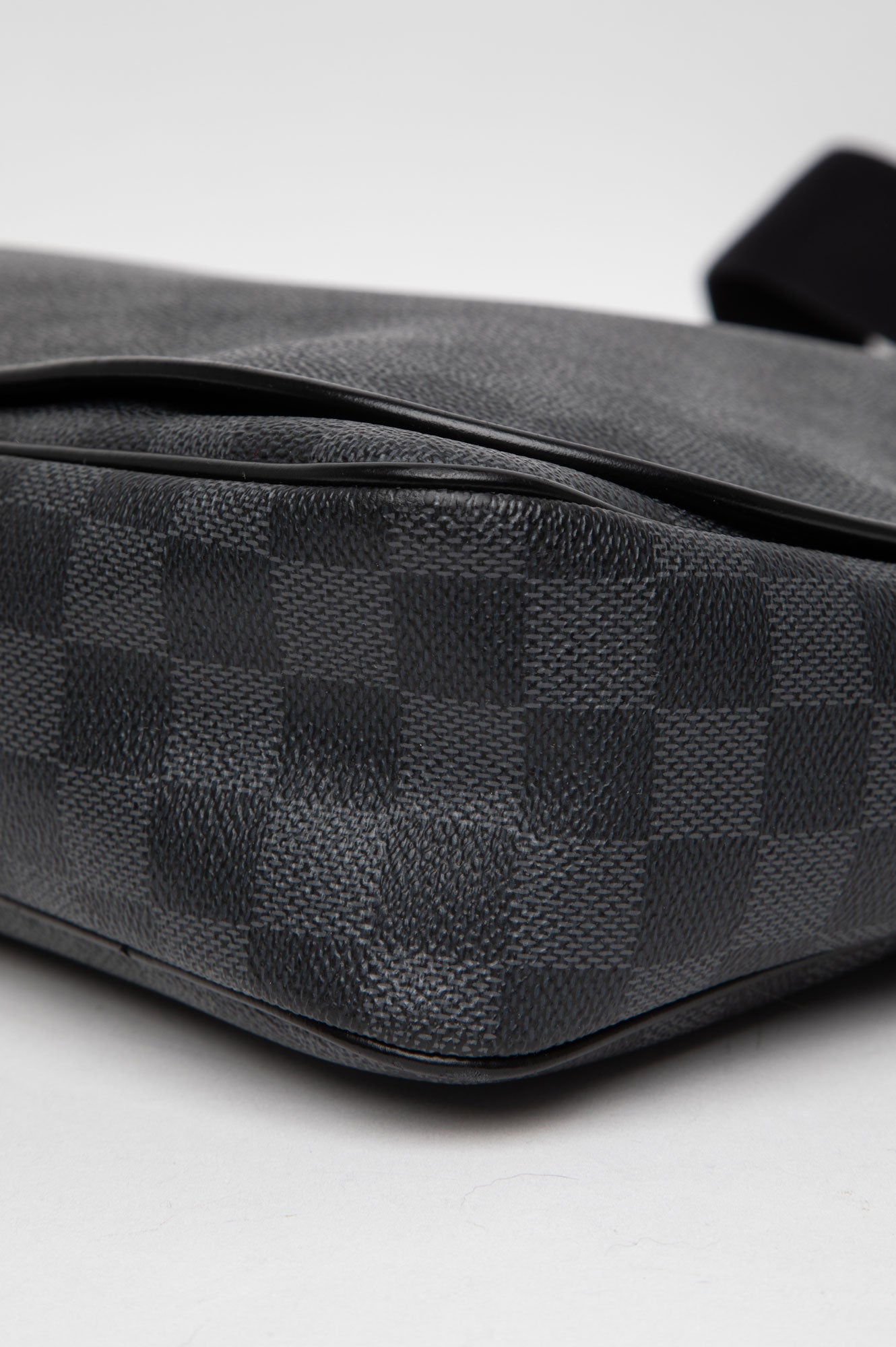 Louis Vuitton Damier Graphite Daniel MM Messenger Bag