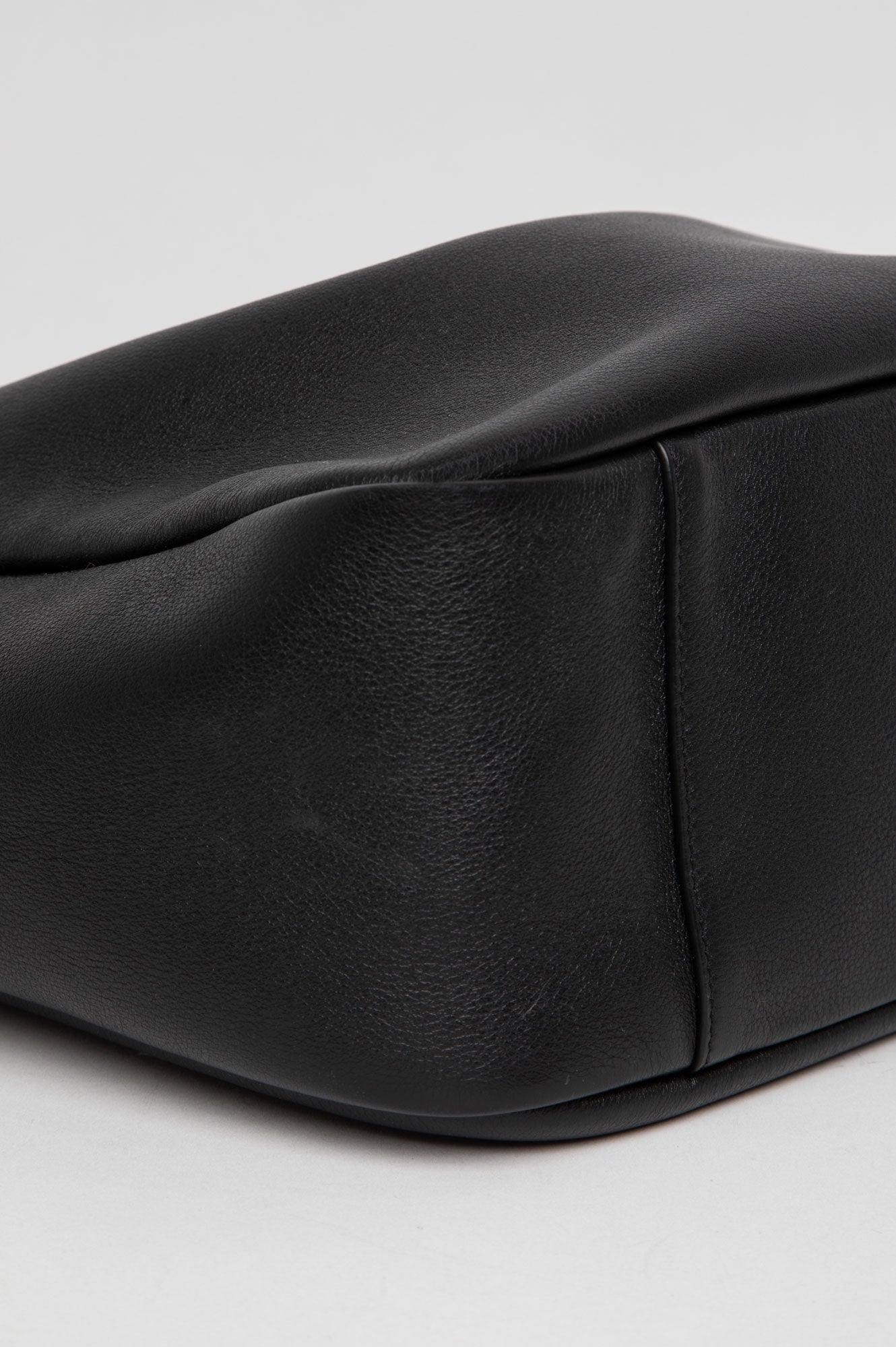 Saint Laurent Large Black Grained Leather Le 5 À 7 Supple Bag