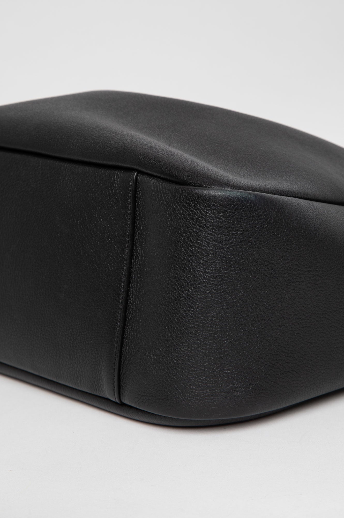 Saint Laurent Large Black Grained Leather Le 5 À 7 Supple Bag