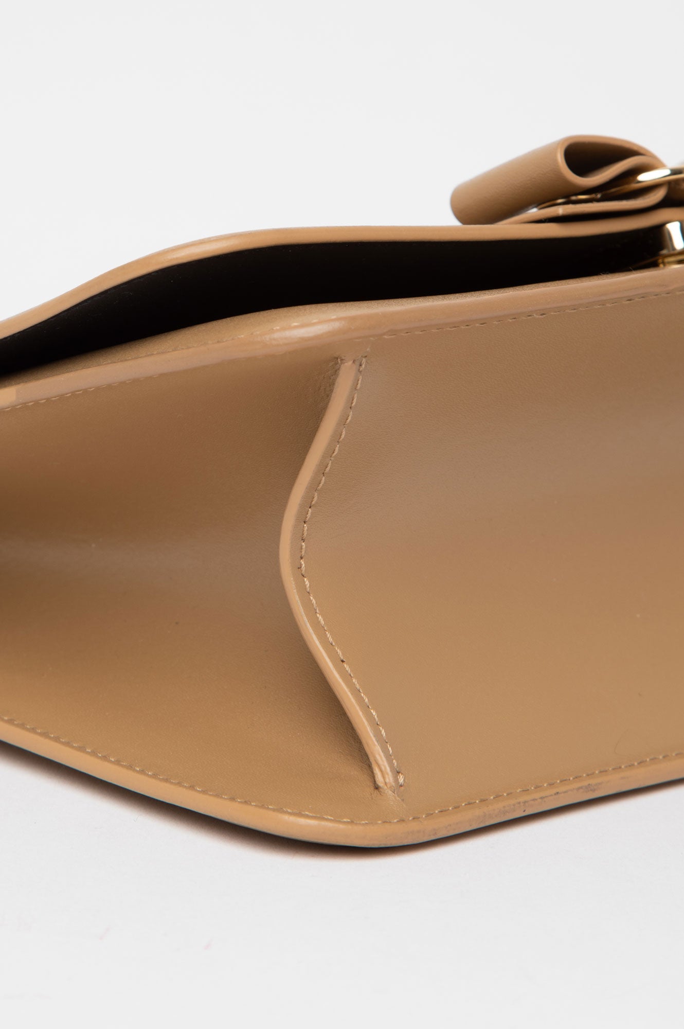 Salvatore Ferragamo Beige Leather Bow Chain Shoulder Bag