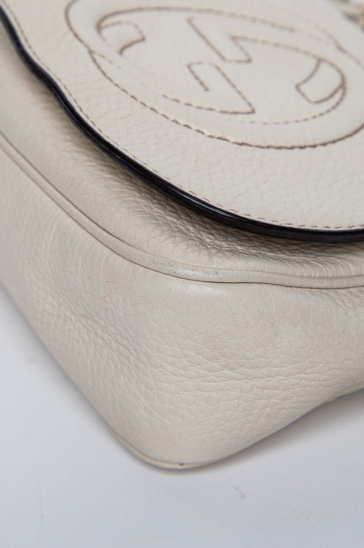 Gucci White Pebbled Leather Small Soho Chain Crossbody Bag