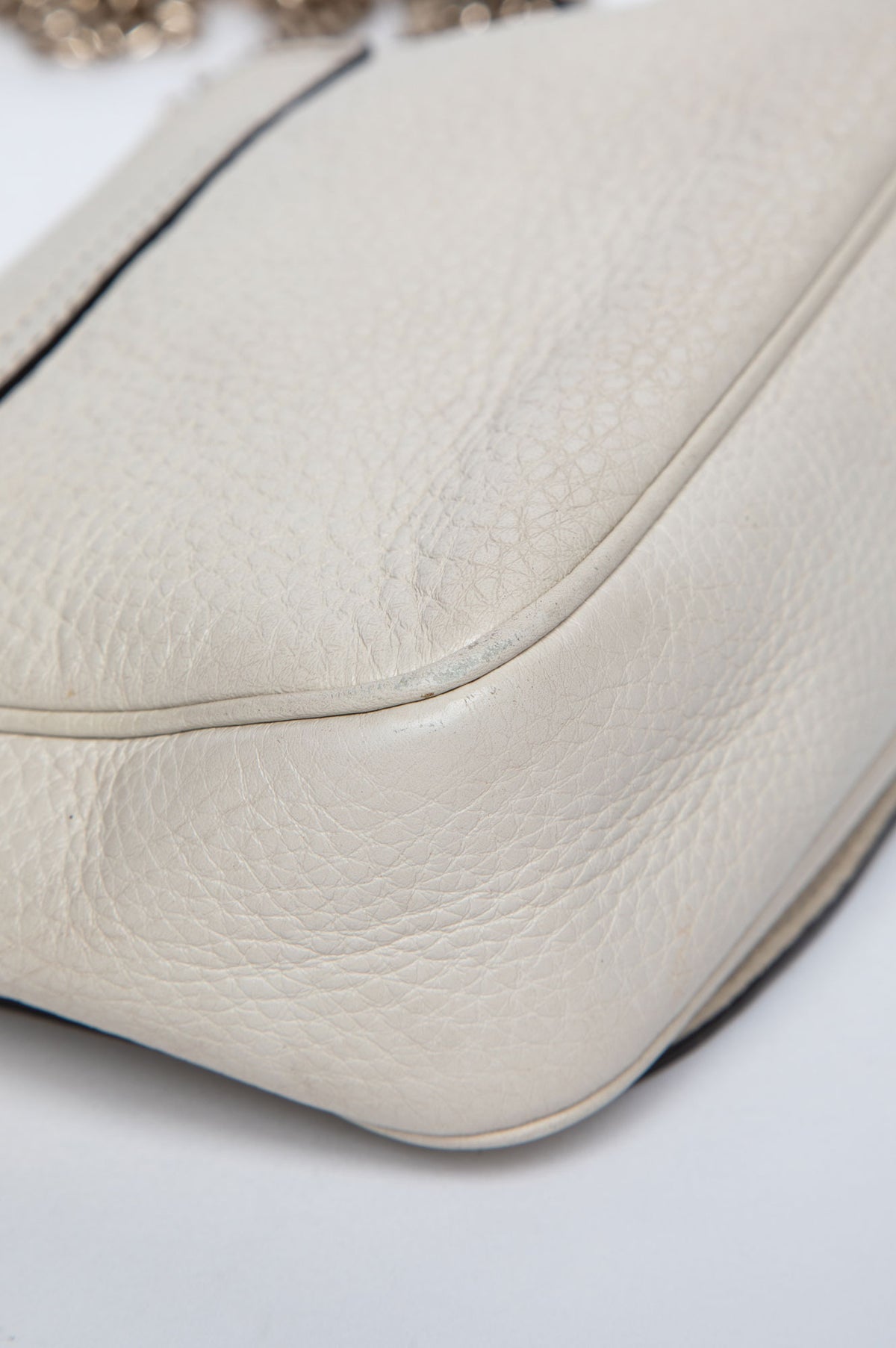 Gucci White Pebbled Leather Small Soho Chain Crossbody Bag