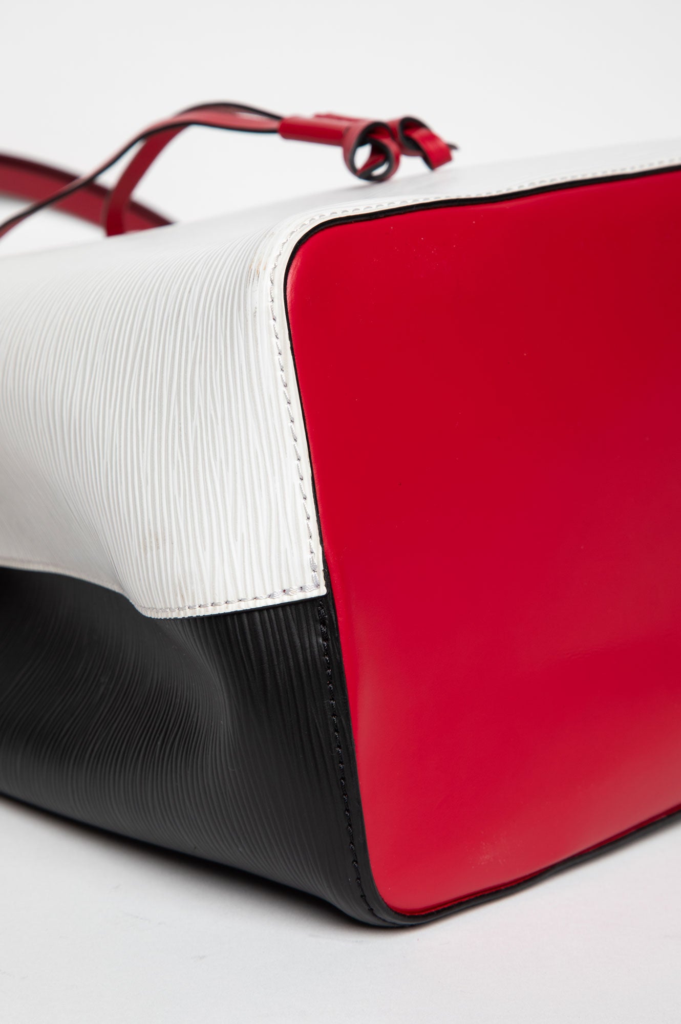Louis Vuitton White/Black/Red Epi NéoNoé MM Bucket Bag