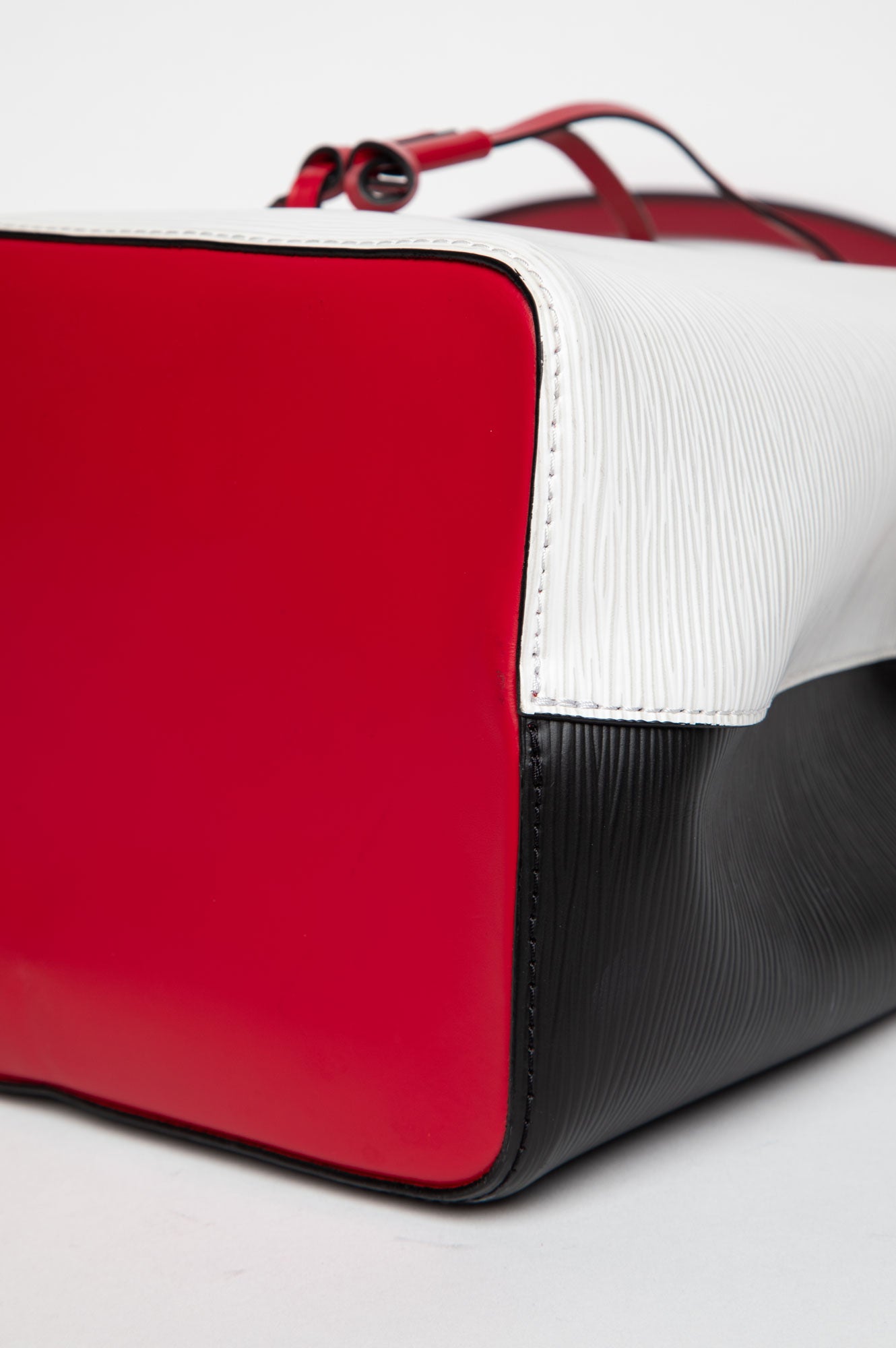 Louis Vuitton White/Black/Red Epi NéoNoé MM Bucket Bag