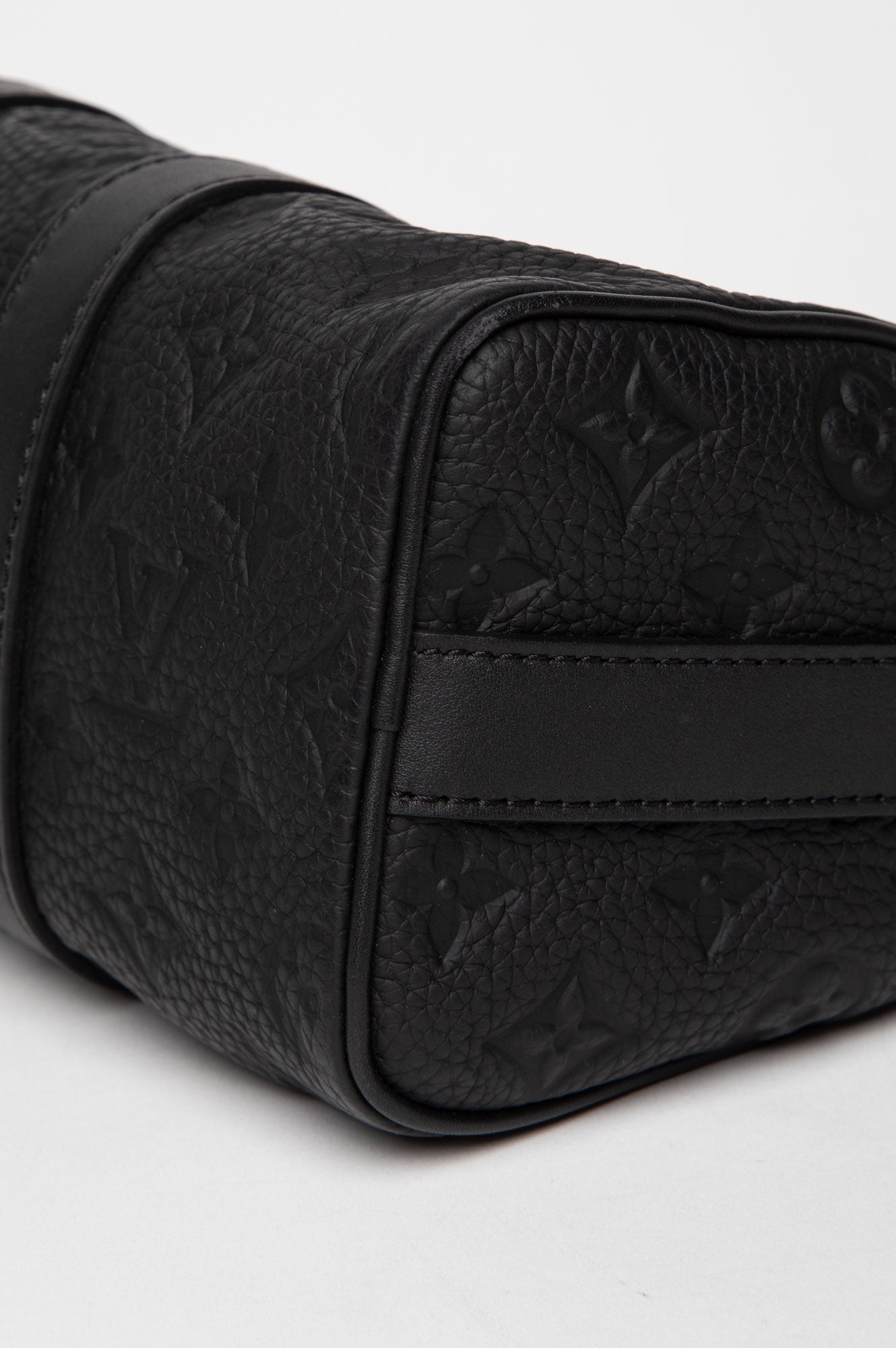 Louis Vuitton Matte Black Taurillon Monogram Leather Keepall Bandoulière 25