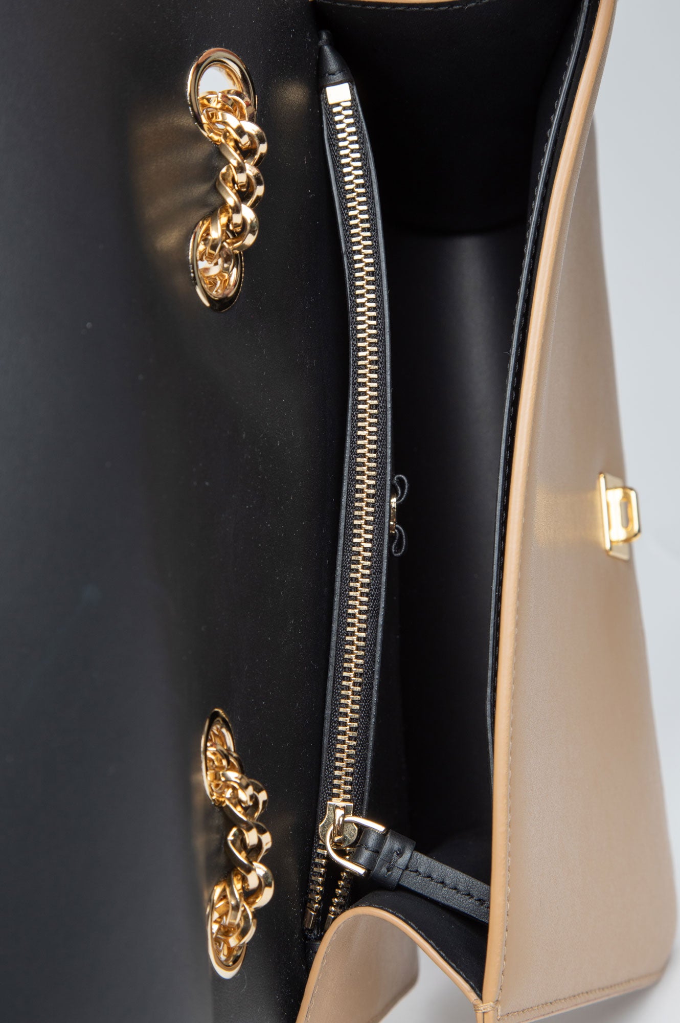 Salvatore Ferragamo Beige Leather Bow Chain Shoulder Bag